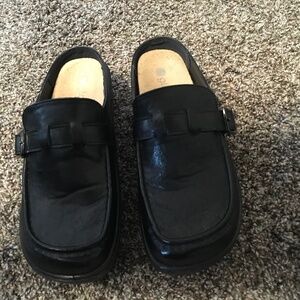 Harper clog, size 9 medium, color black.